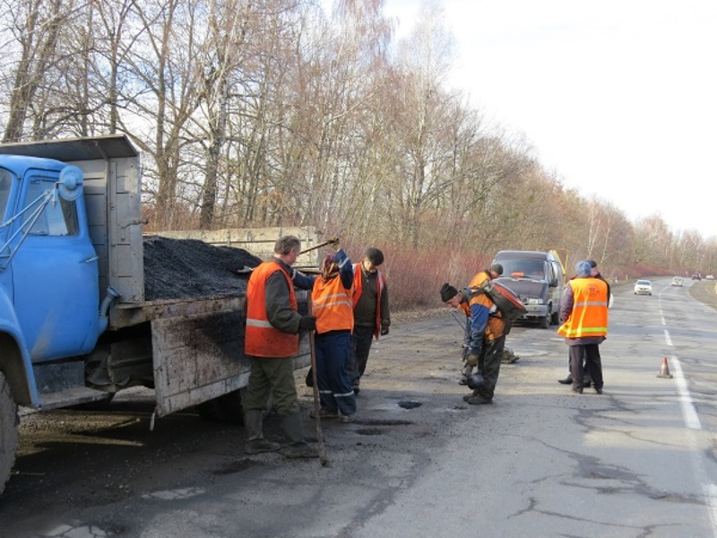 У Службі автомобільних доріг Хмельницької області кажуть, що за минулий рік на ремонт доріг витратили понад 128 мільйонів гривень