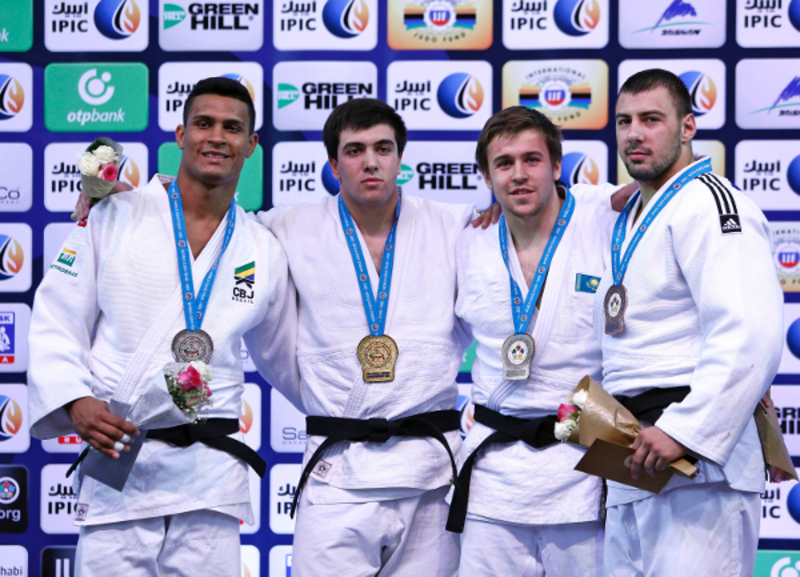 Антон Савицький (праворуч) став бронзовим призером чемпіонату світу з дзюдо серед юніорів