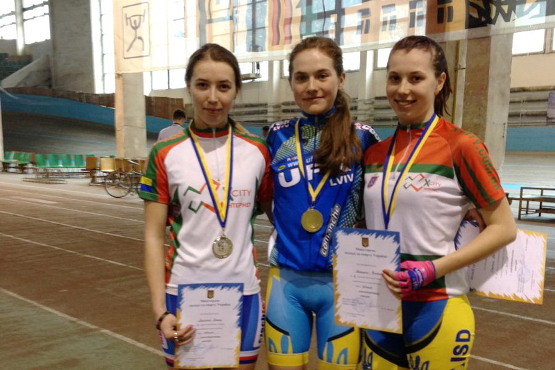 Вікторія та Ірина Лазурко (у світлому) здобули нагороди на чемпіонаті України