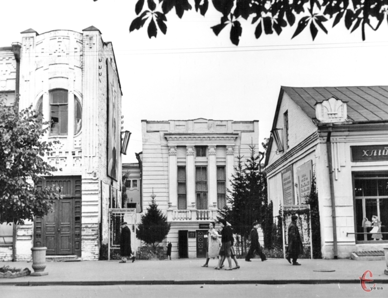 Театр у глибині, праворуч – гастроном “Золота нива”, ліворуч – старий корпус медучилища. Фото 1960-х.