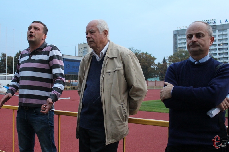 Найменше питань на зустрічі було до Миколи Доматевича (у центрі) директора стадіону Поділля. А ось Євгену Бейдермену (ліворуч) та Сергію Ремезу довелося відповідати іноді на незручні питання вболівальників