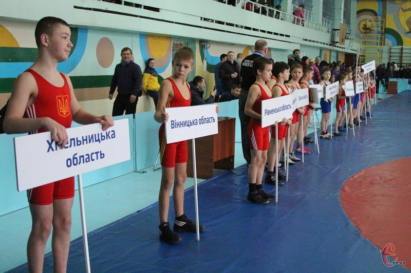 Чемпіонат відкрили парадом юних борців з представленням областей-учасників