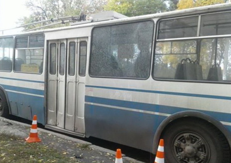 Обстріляний тролейбус: поліція вже каже, що ніхто не стріляв