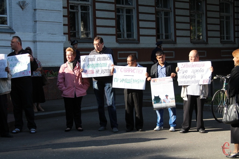Біля Хмельницької міської ради сьогодні, 23 вересня, одразу ж три акції протесту