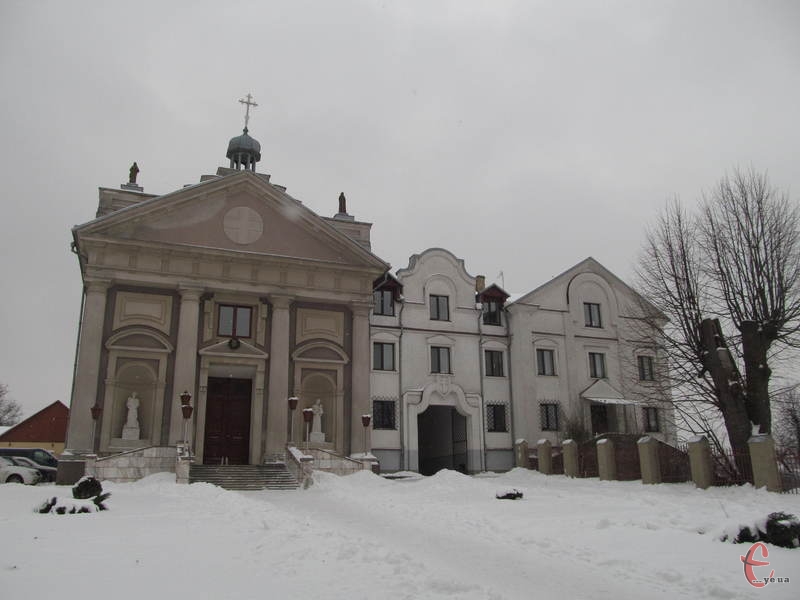 Красилівський костел розташований у центрі міста