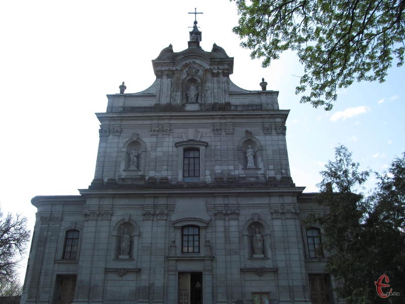 Костел святого Войцеха, фасад будівлі