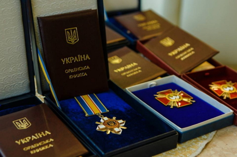 Президент нагородив вояків посмертно