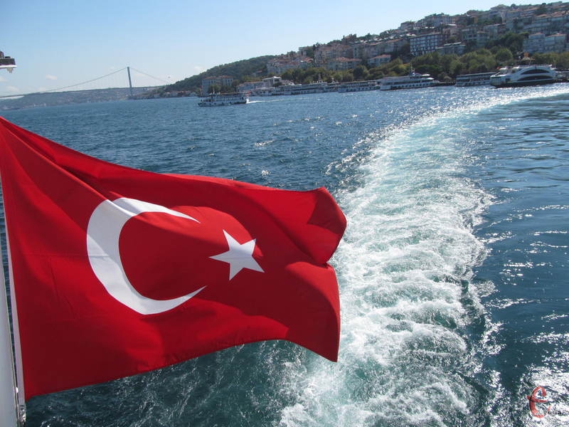 Прапор Туреччини на паромі у Стамбулі через протоку Босфор