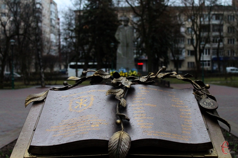 Поки що перед пам'ятником Тарасу Шевченку розгорнута книга, на якій перераховані назви благодійників та імена сакур, які  були висаджені навколо