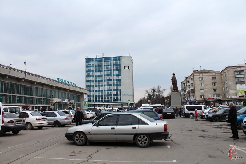 Тепер парковка на привокзальній площі Хмельницького безкоштовна