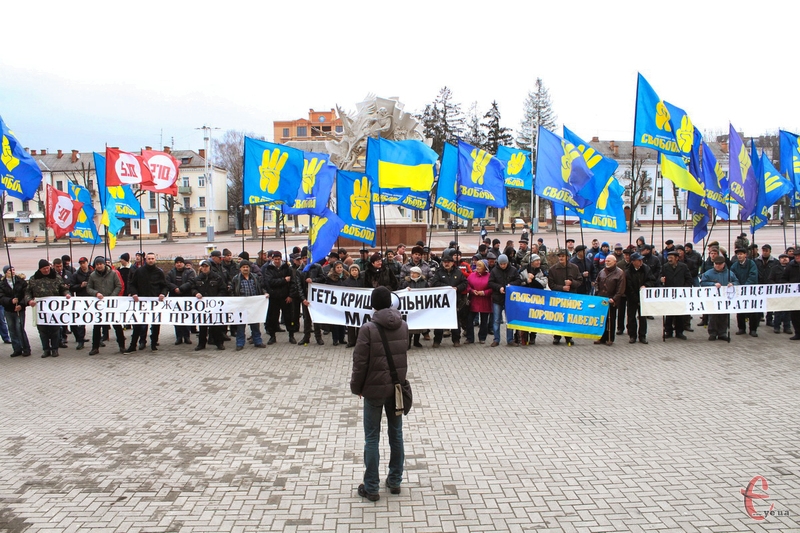 За різними оцінками на мітингу в Хмельницькому щодо відставки уряду Яценюка зібралося не більше двох сотень людей