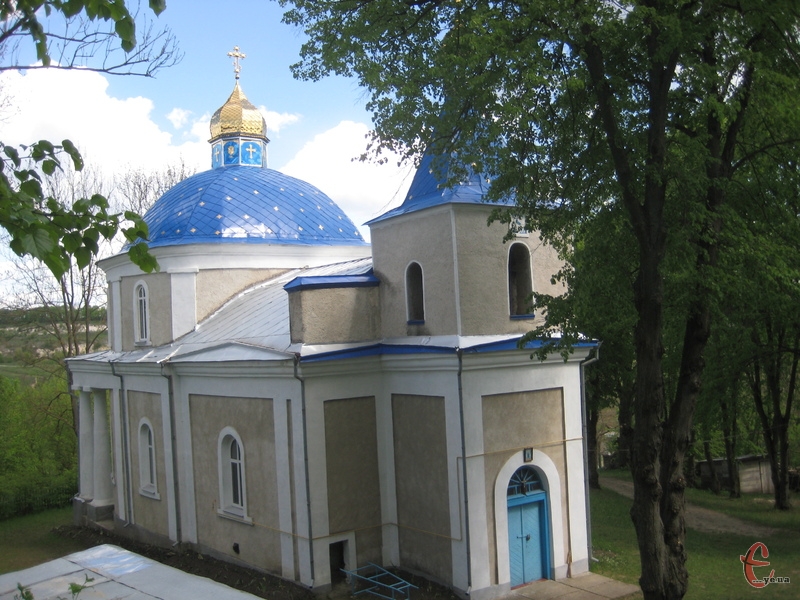 Свято-Покровську церкву видно з будь-якого куточка села