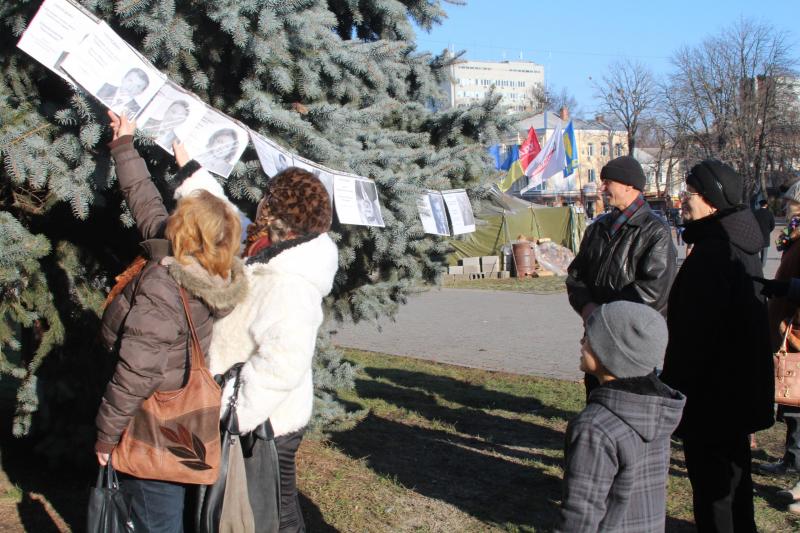 Хмельничани повісили Януковича на новорічній ялинці