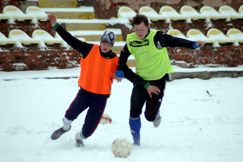 16-річний Олег Данченко (ліворуч) вже другий матч забиває, але цього разу це не допомогло його команді.