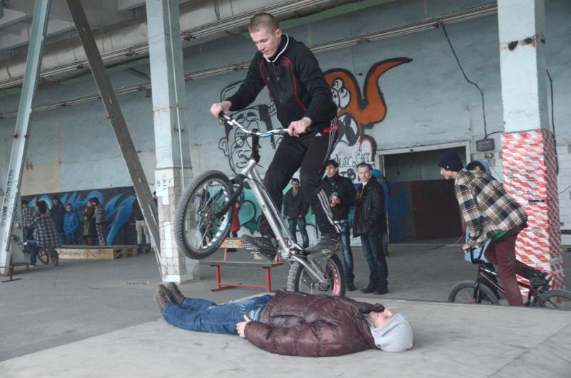Олег Гришко демонструє дива велотріалу.