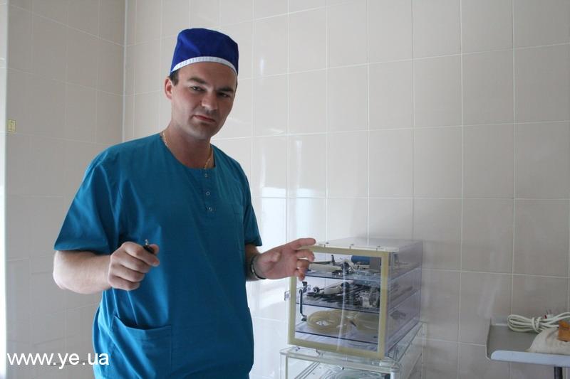 До того, як очолити відділення малоінвазивної хірургії та ендоскопії у Хмельницькому госпіталі, Сергій Мельник керував подібним віддленням у Вінниці. 