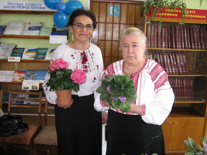 Надія Колодій (праворуч) разом з колегою Розою Хоптовою на виставці вазонів.