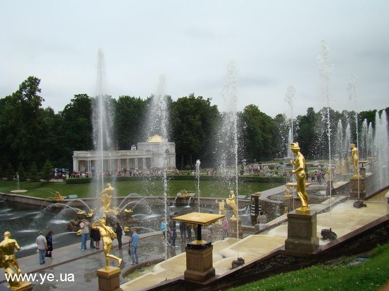 Великий каскад фонтанів у Санкт-Петербурзі