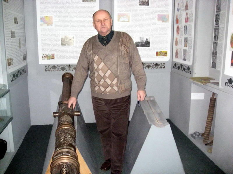 "Вага цієї гармати - близько півтонни. ЇЇ злодії змогли дотягнути лише до дверей", - каже директор музею Іван Кадук.