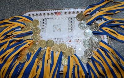 Чимало золотих і срібних медалей поїхали до хмельницьких випускників минулого року.