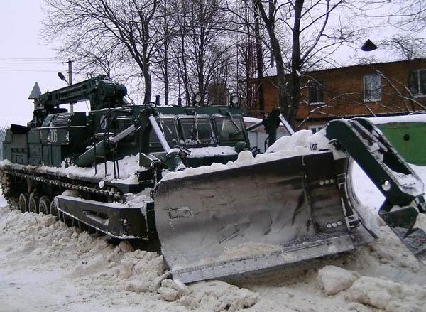 Загалом, за два вихідні дні, силами і засобами військових частин Збройних Сил України розчищено майже 200 кілометрів доріг області. 