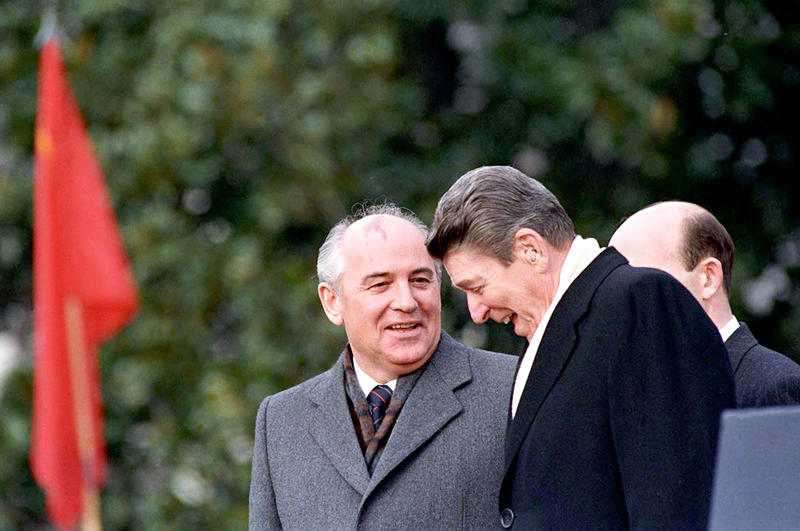 8 грудня 1987 року Михайло Горбачов і Рональд Рейган підписали  Договір про ліквідацію ядерних ракет середньої дальності.