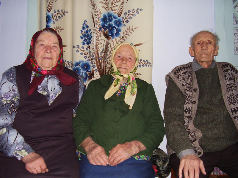 Оксана Софронівна (в центрі) зізнається, що від усіх болячок її зцілює робота. 