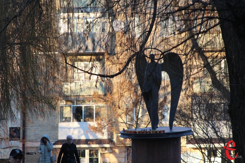 Традиційно в Хмельницькому в останню суботу листопада відбувалася скорботна хода та панахида біля Ангела Скорботи
