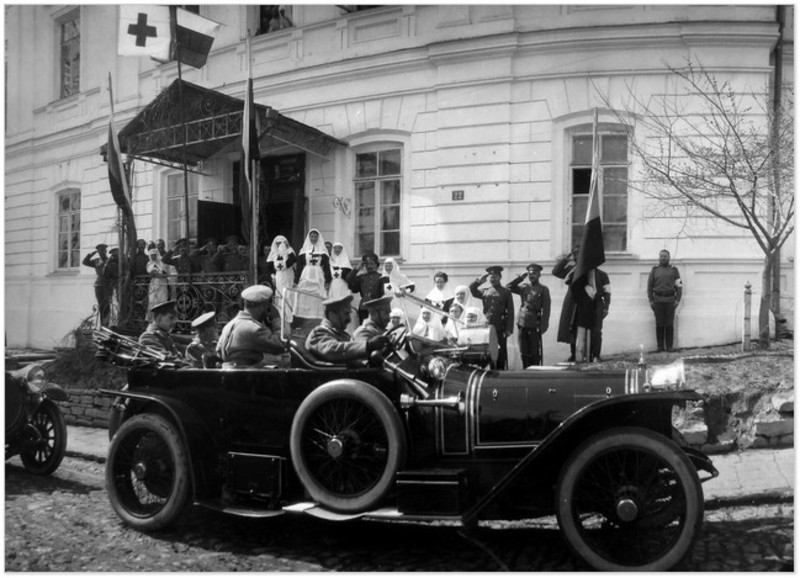 На початку ХХ століття автомобіль могли придбати лише поодинокі заможні люди або певні установи (на фото 1916 року зображений від\'їзд з Кам\'янця імператора Миколи ІІ)