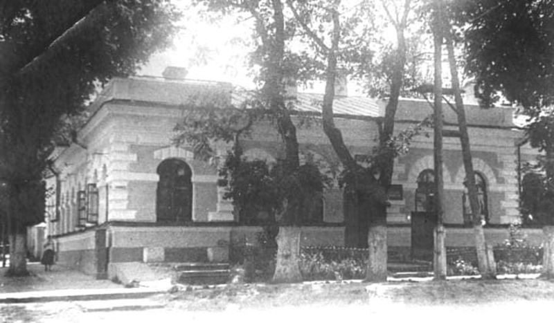 Спочатку приміщення, де нині розташована Хмельницька обласна універсальна наукова бібліотека було одноповерховим. До того, як сюди перевели бібліотеку, це було міське казначейство