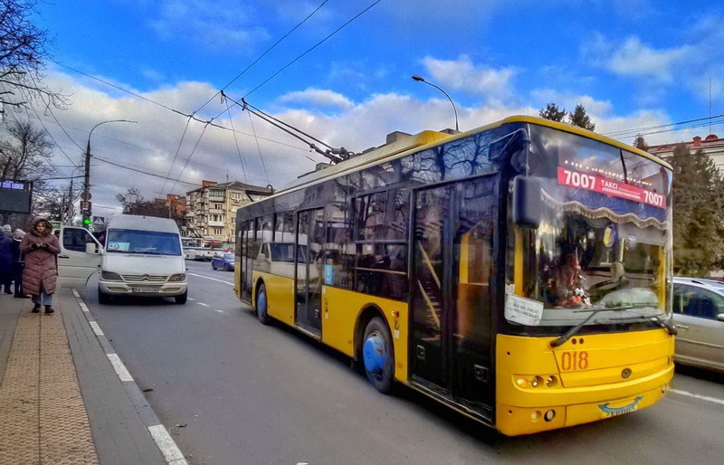 Тимчасово буде змінено рух тролейбусних маршрутів на вулиці Степана Бандери