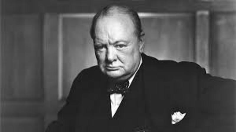 Цього дня 76 років тому Вінстон Черчилль вперше промовив улюблену фразу всіх політиків «no Comments».