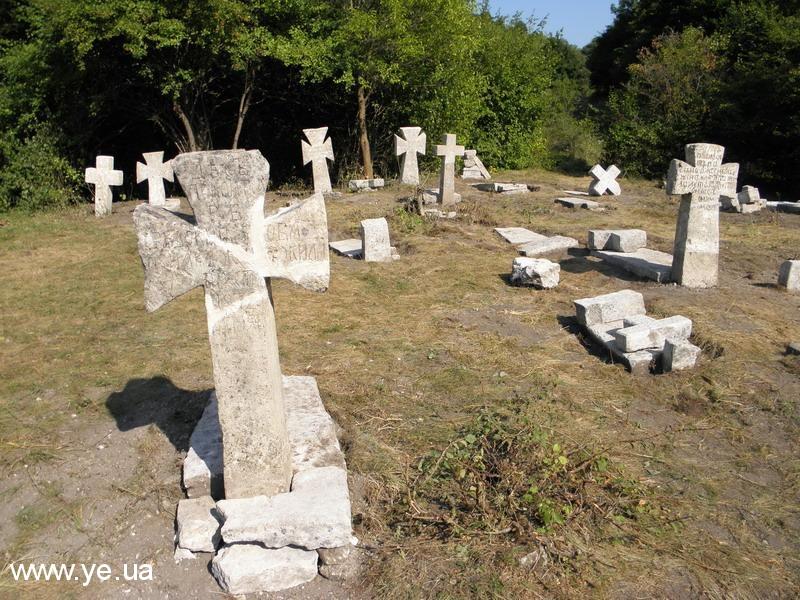 Повністю відреставрувати кладовище планують наступного року