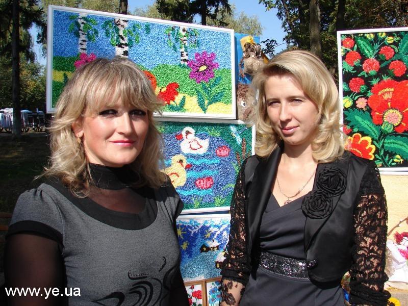Про ниткопис Оксана Курілова (праворуч) прочитала в журналі про ниткопис і вирішила спробувати