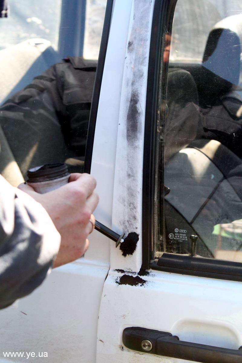 Експерт-криміналіст намагався відшукати відбитки пальців на кузові автомобіля, з якого поцупили магнітолу