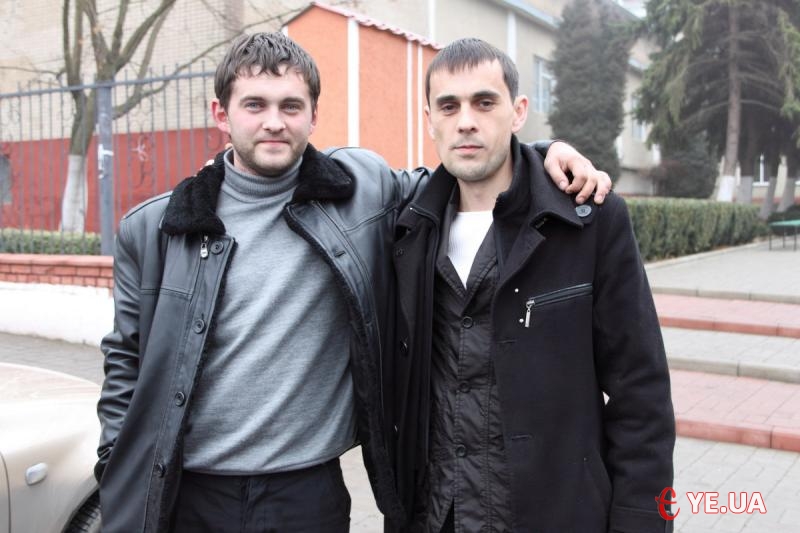 За спробу самогубства Сергію (ліворуч) доведеться заплатити штраф - 17 гривень.