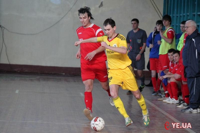 Андрій Матвєєв (у жовтій формі) став автором єдиного голу у ворота МФК «Одеса».