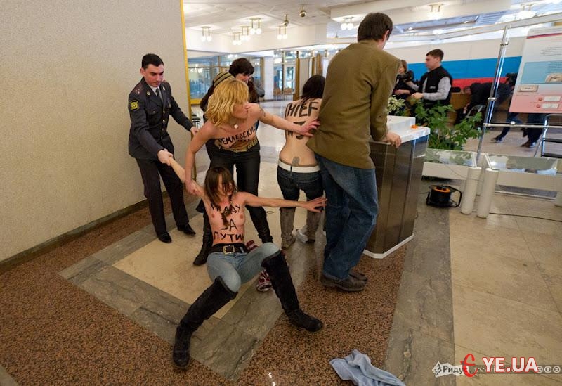 Активістки FEMEN намагалися викрасти урну, в яку двацать хвилин назад кинув свій бюлетень Путін