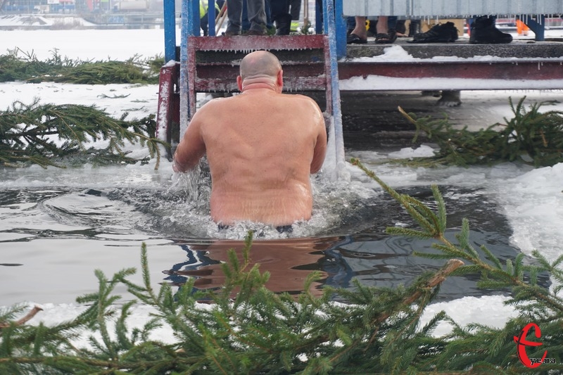На Водохреще українці масово йдуть пірнати в зимові ополонки