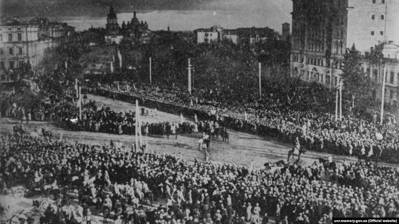 Під час проголошення Акту Злуки українських земель на Софійській площі в Києві. 22 січня 1919 року