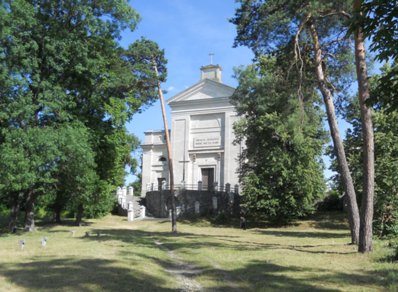 Костел Святої Дороти у Славуті збудований впродовж 1822-1825 років не лише як культова споруда, але і як усипальниця князів Сангушків. У підземеллі храму було поховано семеро представників цього роду