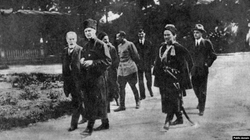 Гетьман Павло Скоропадський попереду (в чорній шапці) у дворі своєї резиденції, 1918 рік