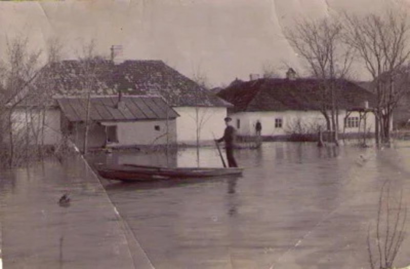5 квітня 1909 року наслідки сильної повені завдали значних руйнувань у Меджибожі