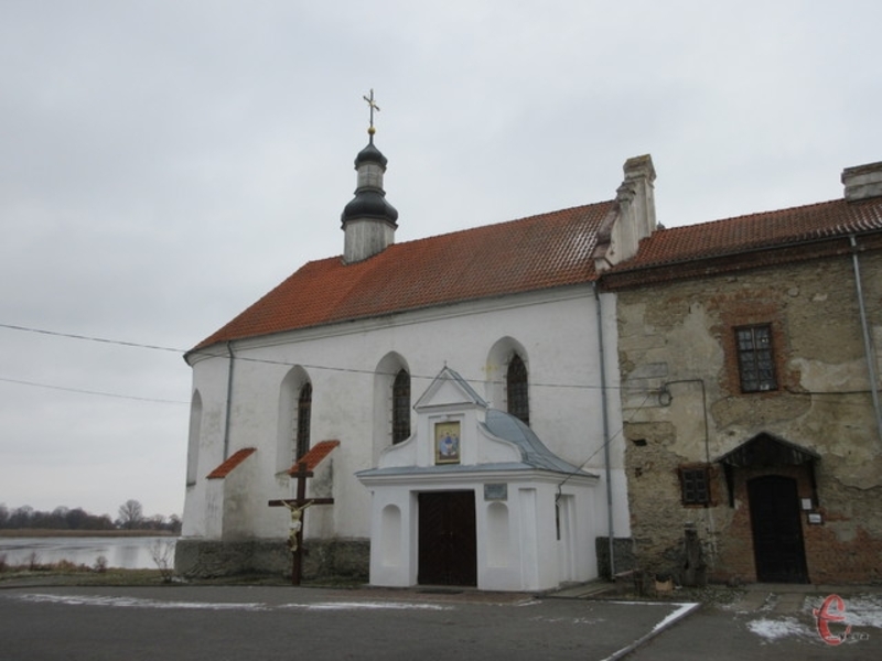 Церква Святої Трійці, що в Старокостянтинові, зведена впритул до замку, була закладена засновником міста Костянтином Острозьким у XVI столітті