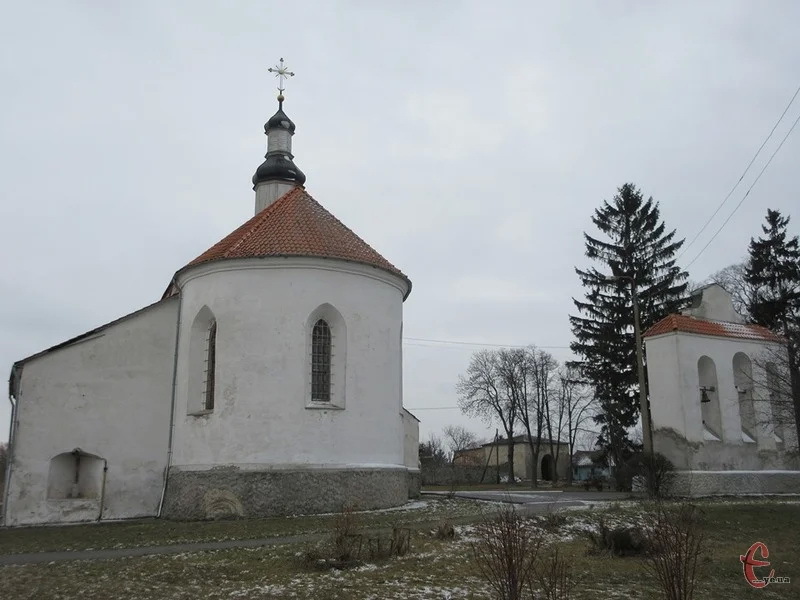 Церква Святої Трійці, що в Старокостянтинові, зведена впритул до замку, була закладена засновником міста Костянтином Острозьким у XVI столітті