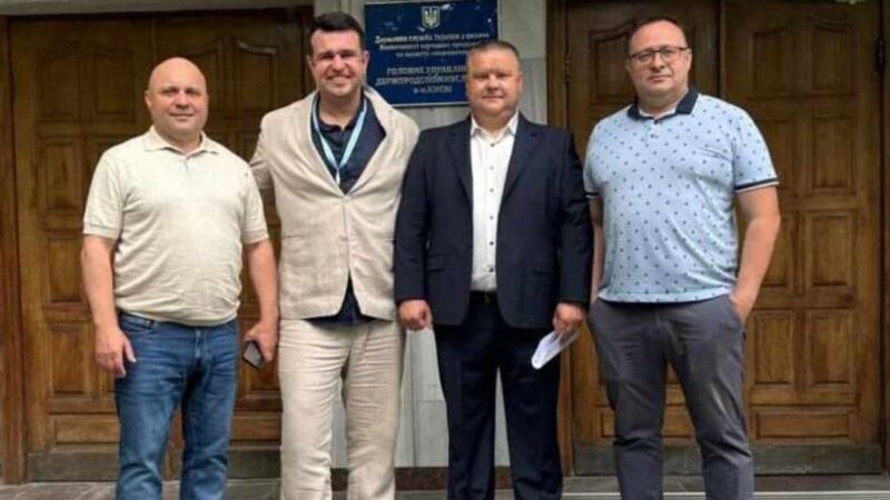 21 червня Анатолій Катеренчук ( на фото - третій зліва) повідомив про своє призначення на цю посаду