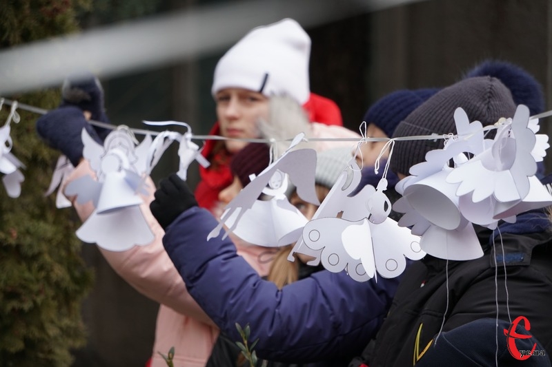 Хмельничанам пропонують прийти протягом дня і розвісити білих паперових ангелів біля меморіалів