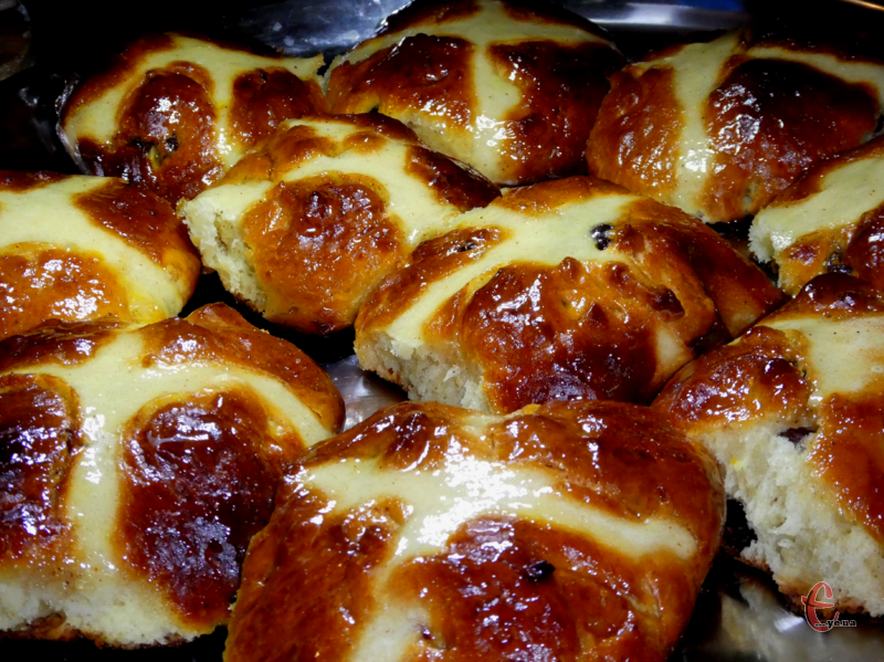 У перекладі «Нot cross buns» означає «хрестові булочки», тому що перед випіканням зверху на них роблять хрестоподібний надріз і прикрашають білою пастою із суміші води й борошна. 