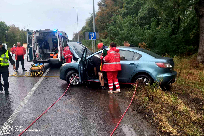 Всередині автівки перебувала жінка, яку затисло 