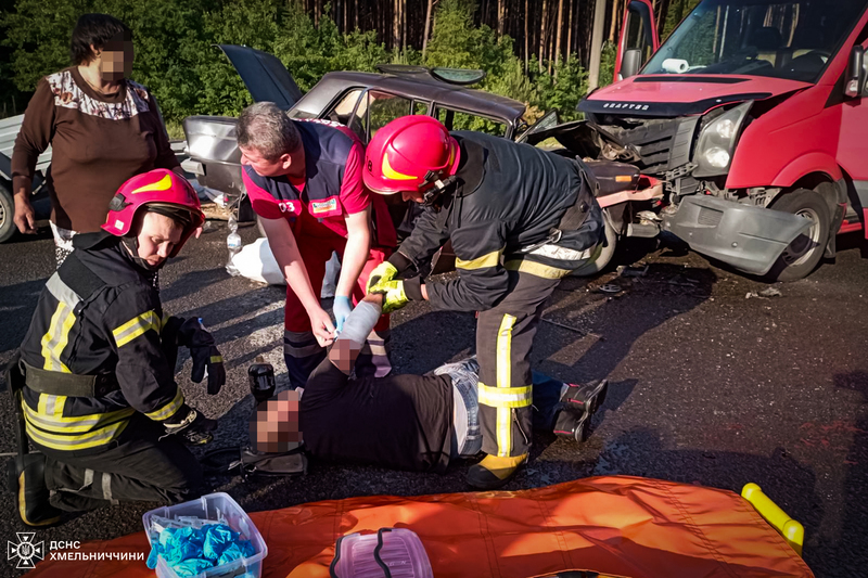 Рятувальники Хмельниччини запобігли займанню автівок на місці аварії